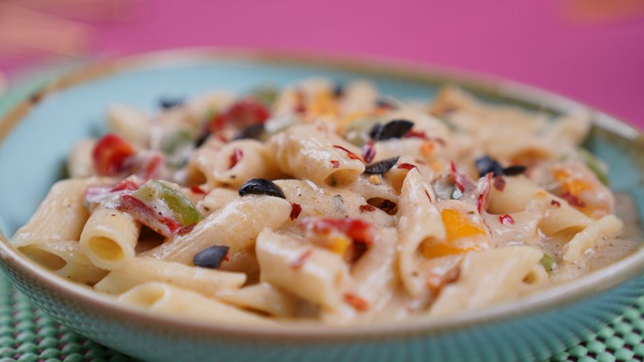 creamy-vegetable-pasta-bowl Tjestenina s povrćem kao blagi dječji obrok
